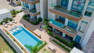 een bovenaanzicht van een appartementengebouw met een zwembad bij 2BR2BA Condo w/ Pool & Gym – Walk to Palm Beach! in Palm-Eagle Beach