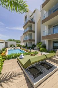 een afbeelding van een patio met een zwembad bij Modern 2BA2BR Condo Pool + Gym Near Palm Beach in Palm-Eagle Beach