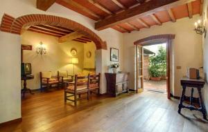 レッジェッロにあるGorgeous Home In Reggelloのテーブルとダイニングルームのあるリビングルーム