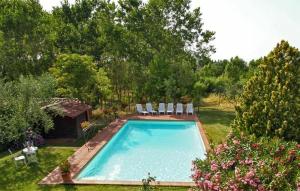 レッジェッロにあるGorgeous Home In Reggelloの庭園内のスイミングプール(椅子付) +12枚の写真