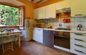 レッジェッロにあるGorgeous Home In Reggelloのシンクとコンロのあるキッチン トップオーブン