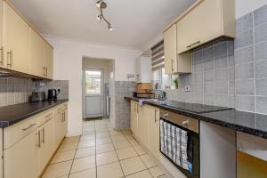 Kuchyň nebo kuchyňský kout v ubytování The White Rose Crown, Free Parking & Wifi, 10beds