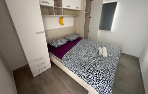 Ένα ή περισσότερα κρεβάτια σε δωμάτιο στο Nice Apartment In Lumbarda With House Sea View