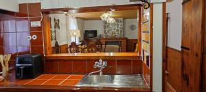 cocina con fregadero y espejo en Rural Casa Caravaca, Bajo, Campo San Juan, Moratalla, en La Risca 33 fotos más