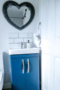 Fotografie z fotogalerie ubytování Modern 3BR Contractor Parking Sleeps 5 Fast Wi-Fi v destinaci Seacombe