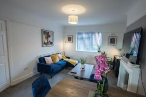 TV a/nebo společenská místnost v ubytování Modern 3BR Contractor Parking Sleeps 5 Fast Wi-Fi