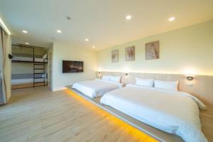 Ένα ή περισσότερα κρεβάτια σε δωμάτιο στο 蔥滿勝蒜villa民宿