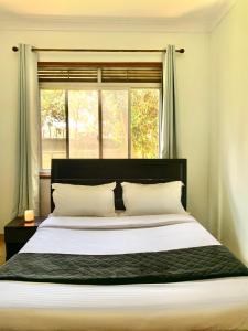 Giường trong phòng chung tại Spacious 2 Bedroom House in Kampala - WanderHomes