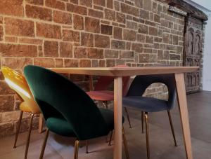 a table and chairs in front of a brick wall at Casa Rural Lorehonea in Artariáin