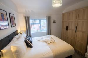 Postel nebo postele na pokoji v ubytování Modern 3BR Contractor Parking Sleeps 5 Fast Wi-Fi