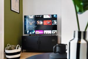 un soggiorno con una grande TV a schermo piatto di New! 2BR in Gladstone a Hartlepool