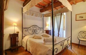 レッジェッロにあるGorgeous Home In Reggelloのベッドルーム1室(金属製のベッドフレーム付)