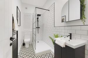 un bagno bianco con doccia e lavandino di New! 2BR in Gladstone a Hartlepool