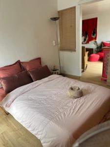 Ένα ή περισσότερα κρεβάτια σε δωμάτιο στο Chambre calme & lumineuse avec balcon Cauderan +4 φωτογραφίες