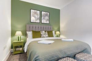 una camera da letto con un letto grande con pareti verdi di New! 2BR in Gladstone a Hartlepool