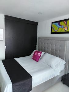 een bed met een paars kussen erop bij Atardeceres del Laguito in Cartagena +13 foto's