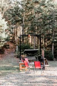 een groep stoelen voor een piano bij Chalet Le Mona in Notre-Dame-Des-Bois +13 foto's