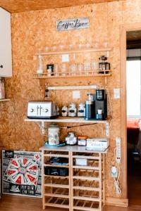 een kamer met een muur met twee planken en een aanrecht bij Chalet Le Mona in Notre-Dame-Des-Bois