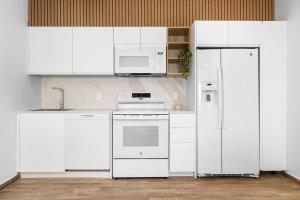 Η κουζίνα ή μικρή κουζίνα στο NEW 2BR Condo Pool, Gym, & Steps from Palm Beach