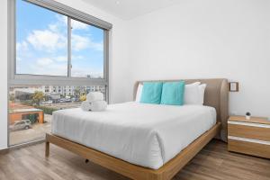 En eller flere senge i et værelse på NEW 2BR Condo Pool, Gym, & Steps from Palm Beach + 33 billeder