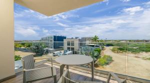 Μπαλκόνι ή βεράντα στο NEW 2BR Condo Pool, Gym, & Steps from Palm Beach