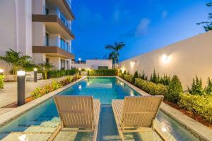 Πισίνα στο ή κοντά στο NEW 2BR Condo Pool, Gym, & Steps from Palm Beach