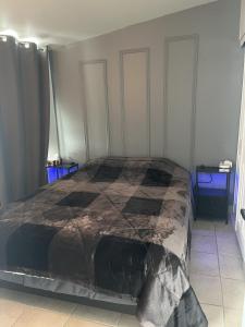 a bedroom with a bed in a room at Charmant Petit Condo Ski in Val-Brillant