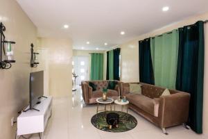 Una sala de estar con un sofá y un televisor. en The Blue Nest, en Dorp Sint Michiel