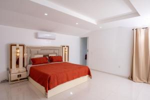 Un dormitorio con una cama con una manta roja. en The Blue Nest, en Dorp Sint Michiel 6 fotos más