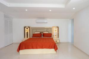 1 dormitorio blanco con 1 cama grande con sábanas rojas en The Blue Nest, en Dorp Sint Michiel