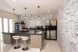 una cocina con encimera y refrigerador en The Blue Nest, en Dorp Sint Michiel