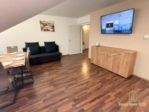 Μια τηλεόραση ή/και κέντρο ψυχαγωγίας στο Cream Home