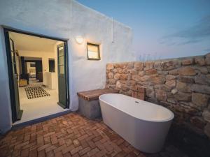 ダーリングにあるRondeberg Farmsの石壁のバスルーム(バスタブ付) +31枚の写真