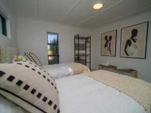 ダーリングにあるRondeberg Farmsのベッド2台と窓のある寝室