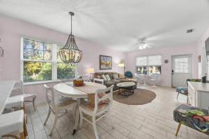 科奎纳加布勒斯Relaxing beach getaway just steps to the shore的客厅里有一张桌子和一张沙发