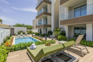 een afbeelding van een patio met een zwembad bij Relaxing 2BR2BA Condo w/ Gym, Pool in Palm Beach! in Palm-Eagle Beach