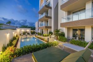 een afbeelding van een appartementencomplex met een zwembad bij Relaxing 2BR2BA Condo w/ Gym, Pool in Palm Beach! in Palm-Eagle Beach