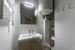 a bathroom with a sink and a mirror at Splendide appartement climatisé vue mer in Toulon