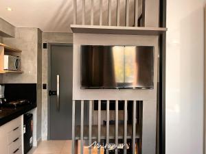 uma cozinha com porta de vidro e micro-ondas em Get One - Bessa em João Pessoa