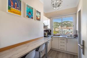 a kitchen with a wooden counter top and a window at Splendide appartement climatisé vue mer in Toulon +14 photos