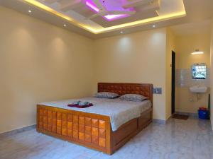Un dormitorio con una cama en una habitación con techo. en Vinayak Home Stay, en Malvan