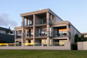 un gran edificio con gente sentada en los balcones en Boulevard Waters, en Taupo