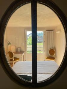 アノネーにあるMaison Lavenirのベッドのある部屋の丸い窓 +16枚の写真