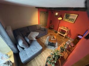 Una vista aérea de una sala de estar con un sofá. en Chez Germaine, en Bouillon