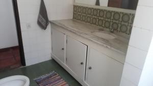 une salle de bain avec un lavabo et des toilettes dans l'établissement Casa independente com piscina emCabo Frio RJ, à Cabo Frio 84 autres photos