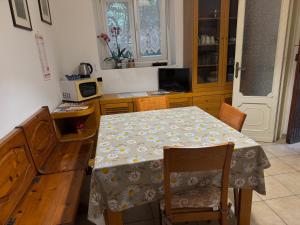 uma cozinha com uma mesa com uma toalha de mesa em Casa al mare con parcheggio em Génova