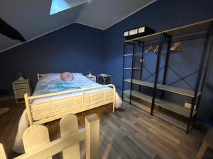 Un bebé acostado en una cama en una habitación en Chez Germaine, en Bouillon