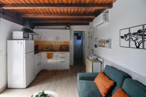 a kitchen and a living room with a blue couch at Mini Loft Tesa in Mácher