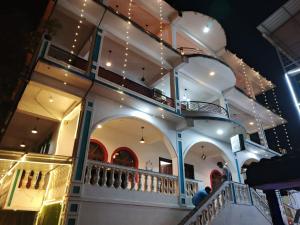 een gebouw met een trap in een winkel bij Hotel casita baga beach way in Calangute