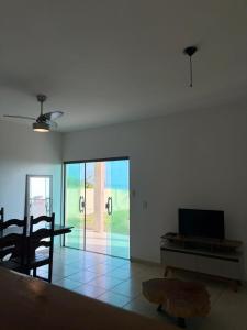 アハイアウ・ド・カボにあるIRIS Pousada - Frente à praiaのテーブルとダイニングルームのあるリビングルーム +13枚の写真